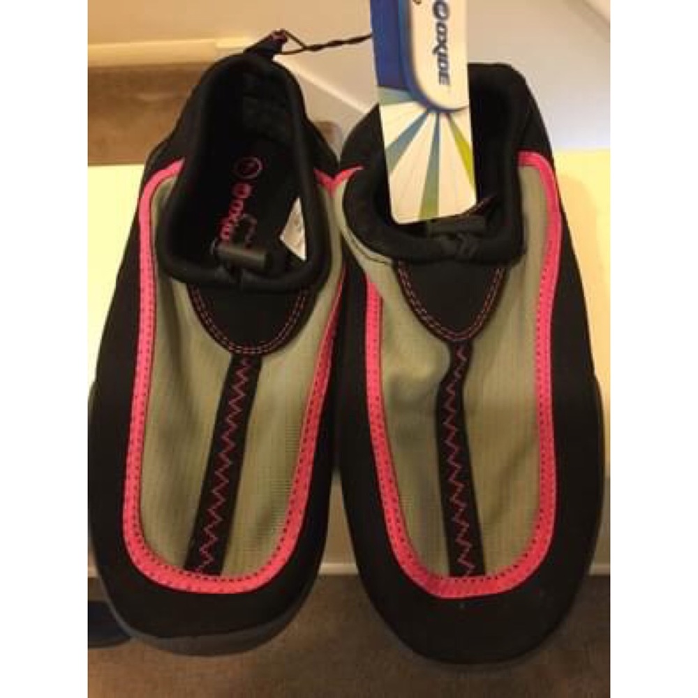 Women’s Water/Swim Shoes. NWT. Sz 7.